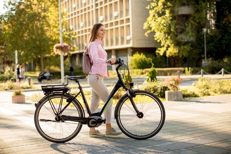 Une femme qui marche avec son vélo électrique
